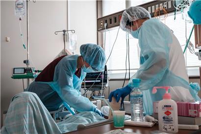Die steigenden Neuinfektionen schüren die Sorge vor einem Kollaps des Gesundheitssystems
