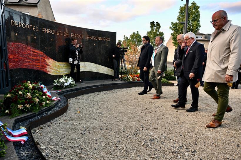 Die traditionelle Niederlegung der Blumenkränze fand bereits am Samstag in Schifflingen statt
