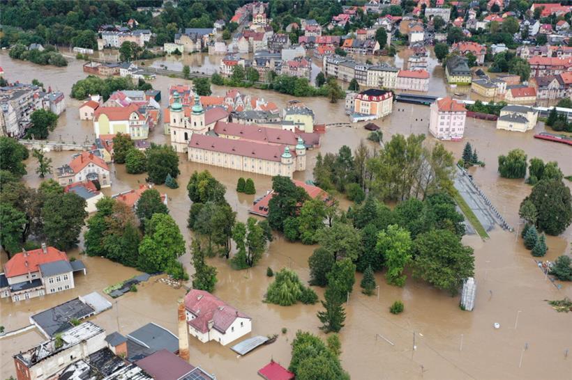 Die überflutete niederschlesische Kleinstadt Klodzko im Südwesten Polens nach dem Bruch eines Staudamms im Schneegebirge an Polens Grenze zu Tschechien
