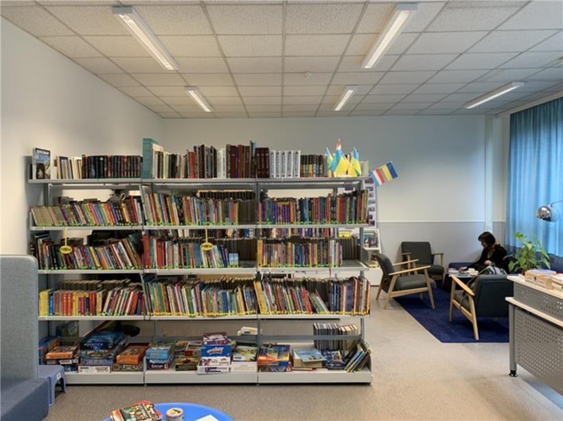 Ukrainische Bibliothek mit über 3.000 Büchern und Gesellschaftsspielen in gemütlicher Atmosphäre