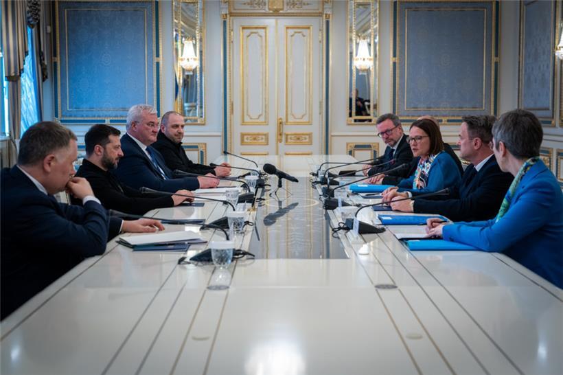 Die ukrainische und die luxemburgische Delegation bei Selenskyj
