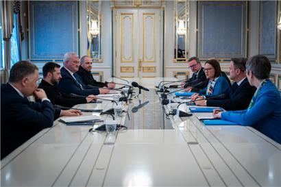 Die ukrainische und die luxemburgische Delegation bei Selenskyj
