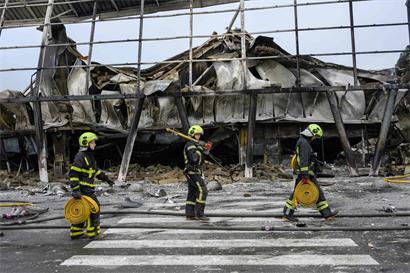 Die ukrainischen Feuerwehrleute sind mit den russischen Angriffen im Dauereinsatz