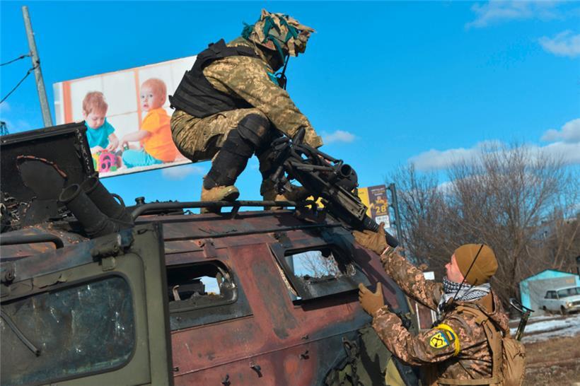 Die ukrainischen Streitkräfte haben am Sonntag nach Straßenkämpfen mit russischen Truppen in der zweitgrößten Stadt des Landes die vollständige Kontrolle über Kharkiv erlangt
