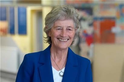 Die unabhängige Kandidatin Catherine Connolly kommt in der Claddagh National School an, um ihre Stimme bei der Präsidentschaftswahl abzugeben
