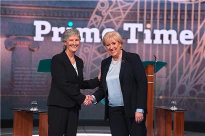 Die unabhängige Kandidatin Catherine Connolly (l.) und die Fine Gael-Kandidatin Heather Humphreys nehmen an der letzten Debatte des irischen Präsidentschaftswahlkampfes in den RTE-Studios teil
