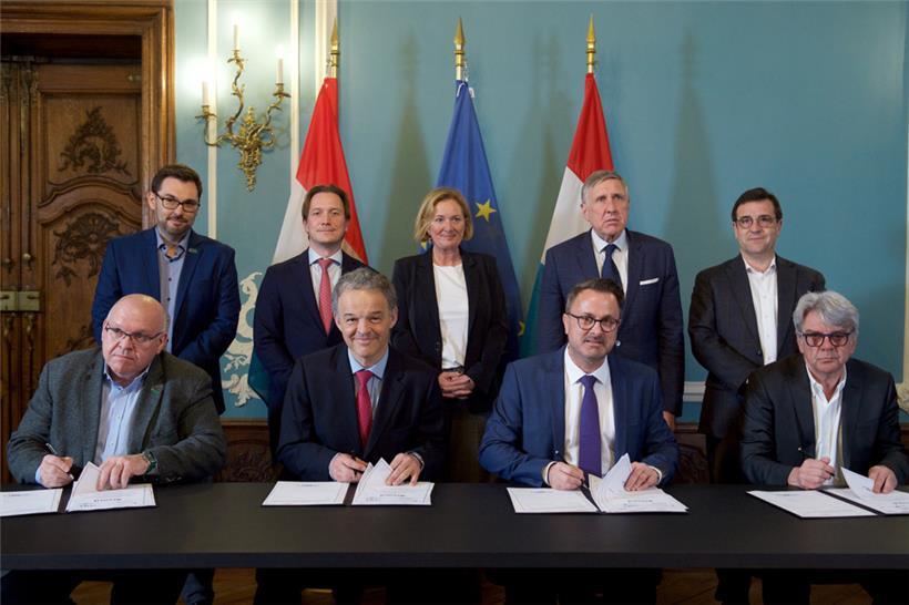 Die unterzeichnenden Sozialpartner nach den Tripartite-Verhandlungen Ende März 2022 …
