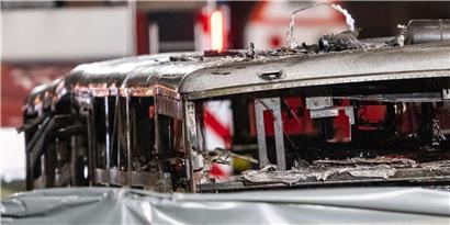Verkohlte Hülle eines ausgebrannten Linienbusses nach tödlichem Brand in der Schweiz mit sechs Todesopfern
