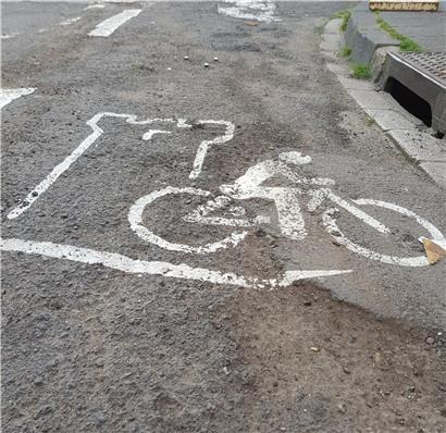 Die verlängerte Brillsstraße ist in einem derart schlechten Zustand, dass sogar die Markierung zur Herausforderung wurde
