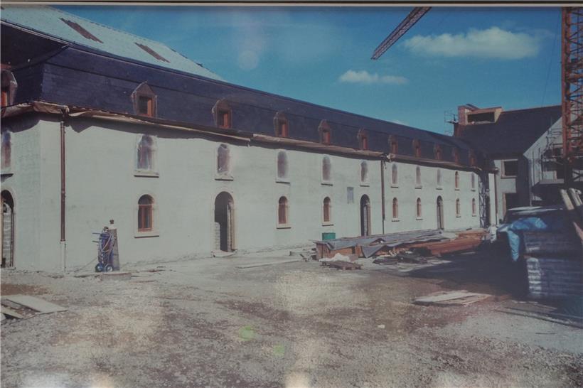 Die verschiedenen Teile des Schlosses werden durch Glaskonstruktionen miteinande...