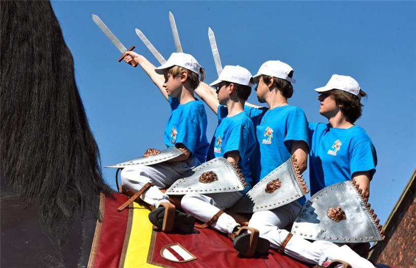 Die vier Haimonskinder sitzen auf dem sogenannten Ross Bayard und erheben ihre Schwerter. In einer kleinen belgischen Gemeinde namens Dendermonde finden die letzten Trainingseinheiten vor der großen Parade am kommenden Sonntag statt. 
