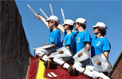 Die vier Haimonskinder sitzen auf dem sogenannten Ross Bayard und erheben ihre Schwerter. In einer kleinen belgischen Gemeinde namens Dendermonde finden die letzten Trainingseinheiten vor der großen Parade am kommenden Sonntag statt. 
