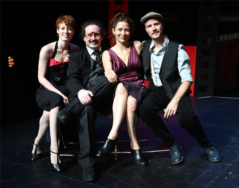 Die vier Hauptschauspieler:innen von SL’ESCH: Esther Conter, Raoul Migliosi, Fabienne Hollwege, Adrien Papritz (v.l.)
