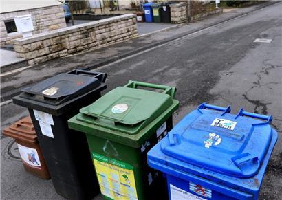 Die vier Mülltonnen: Braun (Glas), Grau (Hausmüll), Grün (organische Abfälle) und Blau (Papier)
