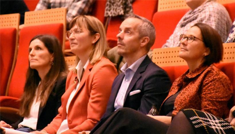 Die vier Redner der Konferenz: Dr. Sandra Heck (Inaps), Norma Zambon (FLVB-Präsidentin), Sportminister Georges Mischo und Yuriko Backes, Ministerin für Gleichstellung und Diversität (v.l.n.r.)
