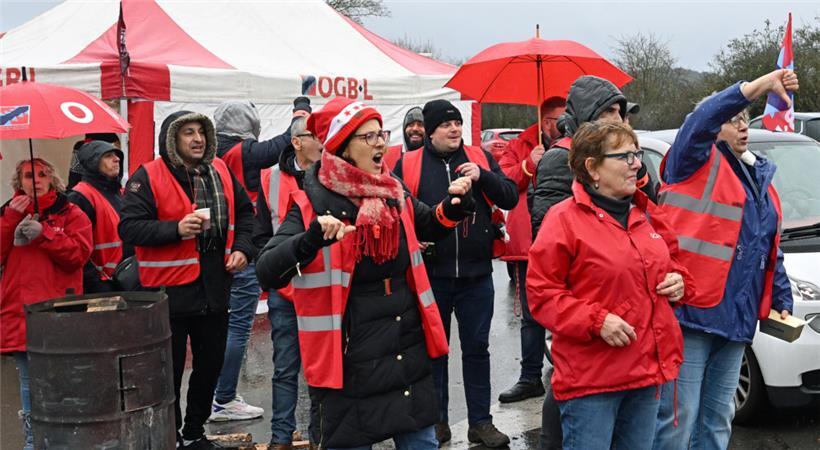 Die vier Streikbrecher werden beim Verlassen des Geländes ordentlich ausgebuht
