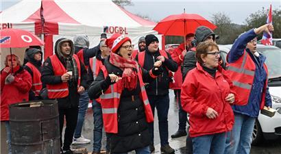 Die vier Streikbrecher werden beim Verlassen des Geländes ordentlich ausgebuht
