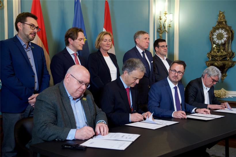 Die vier verbleibenden Sozialpartner unterzeichnen am Donnerstag das Tripartite-Abkommen
