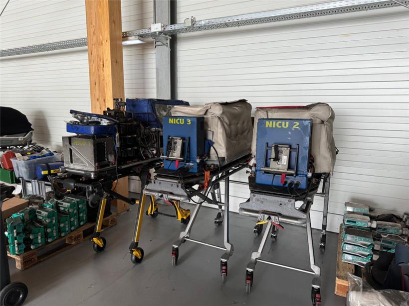 Die vom Feuer unbrauchbar gemachten drei Inkubatoren sowie 50 Spritzenpumpen und...