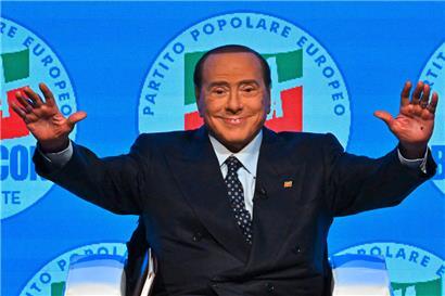 Die von der Europäischen Volkspartei (EVP) unterstützte „Forza Italia“ von Silvio Berlusconi dient den Postfaschisten von Meloni und Rechtspopulisten von Salvini als Steigbügelhalter
