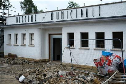Die vordere Fassade des Freibades aus den 1950er-Jahren bleibt bestehen

