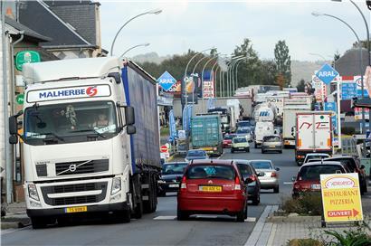Die wartenden Lastwagen auf der route nationale 5 sorgen täglich für kilometerlange Staus in beide Richtungen
