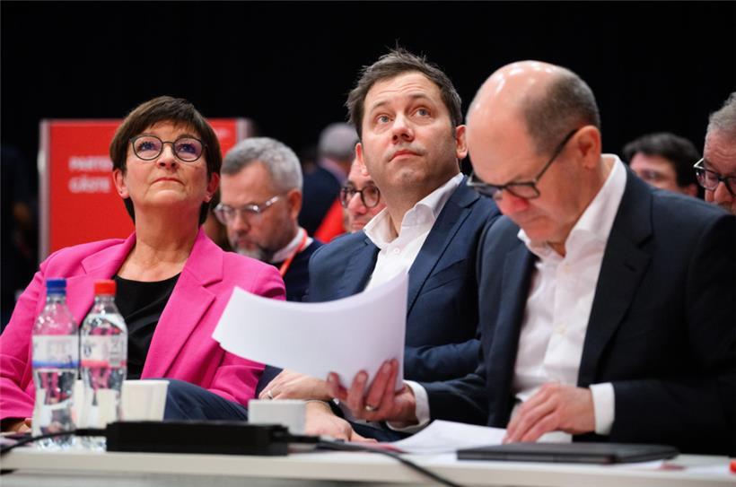 Die wiedergewählten SPD-Vorsitzenden und ihr Kanzler: Saskia Esken, Lars Klingbeil und Olaf Scholz am Freitag in Berlin
