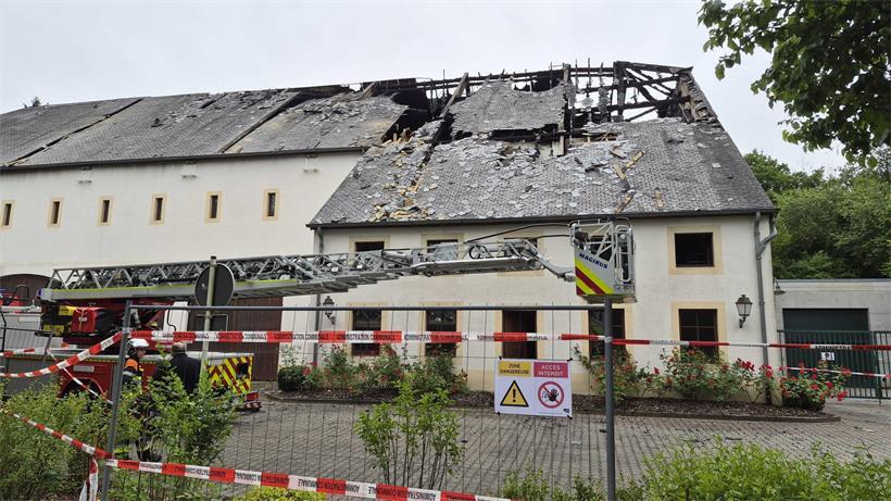 Zerstörte Sporthalle in Lultzhausen nach Schäden, eingestürzte Wände und Trümmer sichtbar