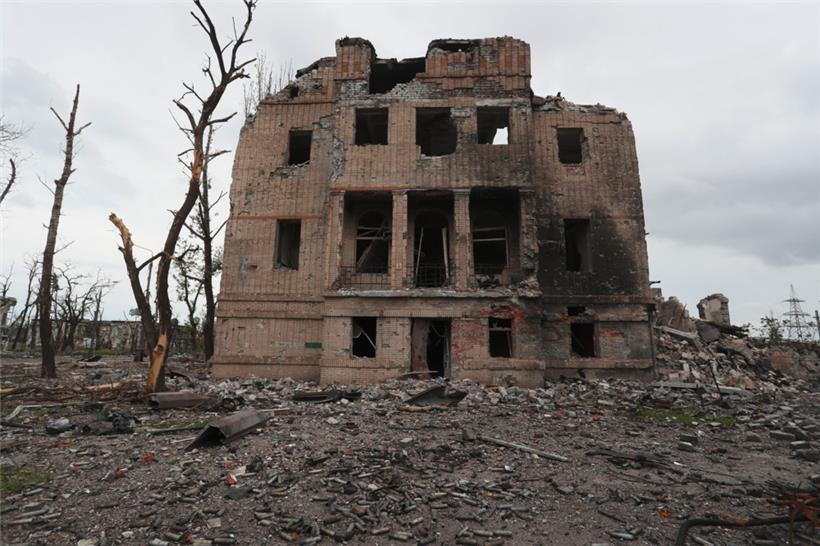 Die zerstörten Anlagen des Stahlwerks Azovstal. Am 20. Mai hatten sich die letzten gut 500 ukrainischen Soldaten in Asovstal ergeben. Das Werk war das letzte Stück der strategisch wichtigen Stadt im Südosten der Ukraine, das bis dahin noch nicht komplett unter russischer Kontrolle stand.
