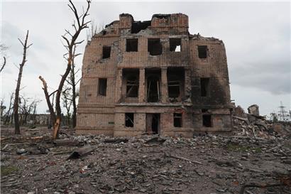 Die zerstörten Anlagen des Stahlwerks Azovstal. Am 20. Mai hatten sich die letzten gut 500 ukrainischen Soldaten in Asovstal ergeben. Das Werk war das letzte Stück der strategisch wichtigen Stadt im Südosten der Ukraine, das bis dahin noch nicht komplett unter russischer Kontrolle stand.
