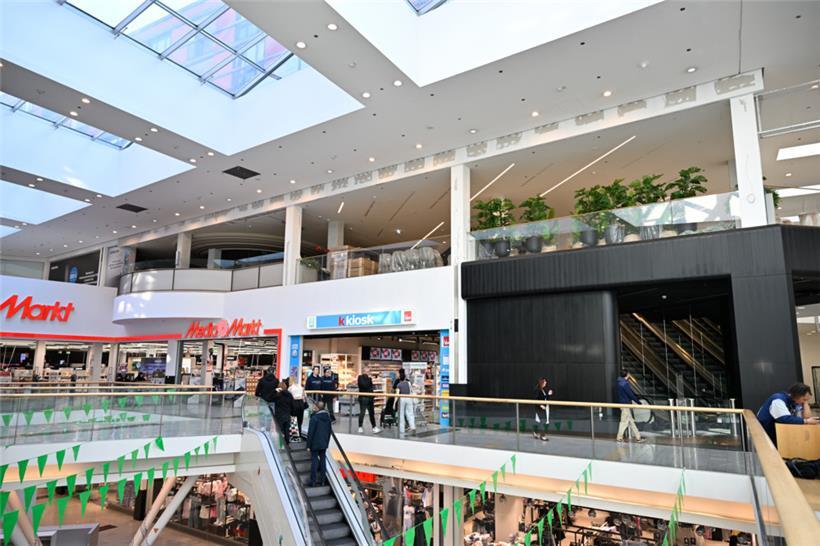 Die zukünftige Food Hall entsteht gerade über dem Elektronikfachhandel und dem Zeitungsladen  
