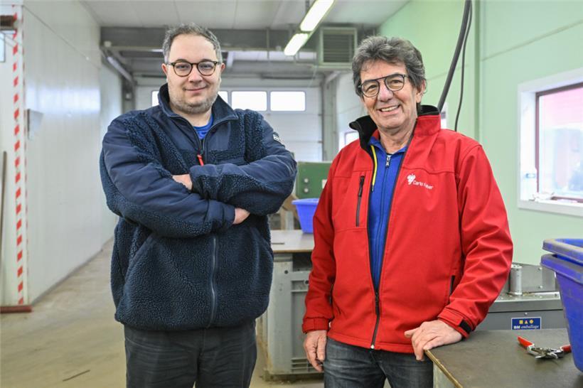 Die zwei Fabers in der Produktionshalle der einzigen Rebschule in Luxemburg: Sam Faber (l.) und Carlo Faber (r.)
