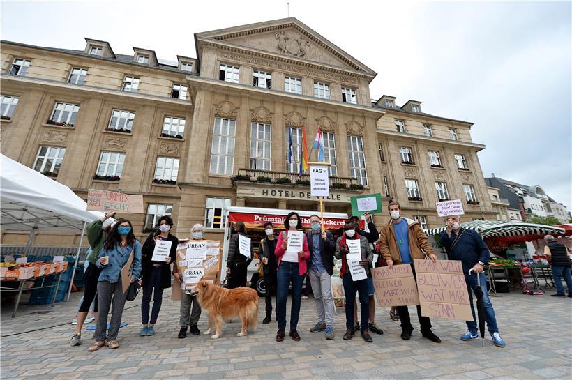 Die zweite Demo von „safe co-housing in Esch“ fand am Freitagmorgen vor dem Rathaus statt. Ein paar der Demonstranten besuchten im Anschluss die Gemeinderatssitzung. 
