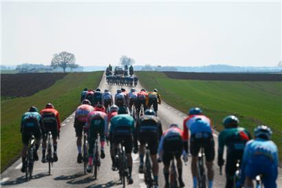 Die zweite Etappe von Paris-Nice war von Windkanten geprägt
