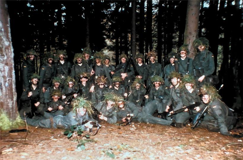 Die zweite Kompanie des zweiten Sanitätsbataillon der Bundeswehr im Herbst 1986 in einem hessischen Wald. Der Autor sitzt in der Mitte.
