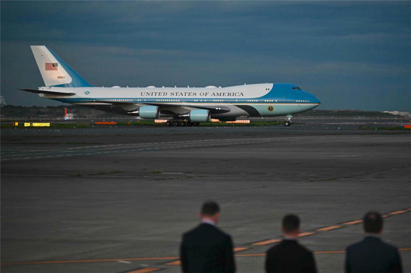 Die Air Force One mit US-Präsident Donald Trump an Bord nach der Landung am Flughafen Haneda in Tokio
