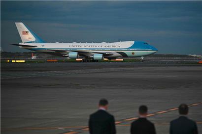 Die Air Force One mit US-Präsident Donald Trump an Bord nach der Landung am Flughafen Haneda in Tokio
