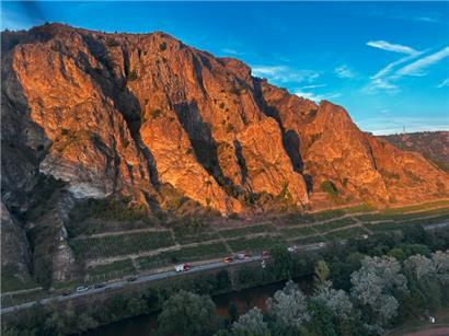 Die Rotenfels-Steilwand bei Bad Kreuznach in Deutschland ist 200 Meter hoch und 1.200 Meter lang
