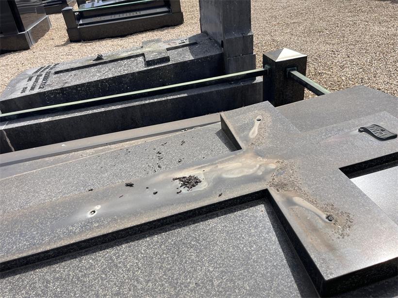 Entwendete Grabkreuze auf dem Hollericher Friedhof nach Diebstahl von Friedhofs-Dieben