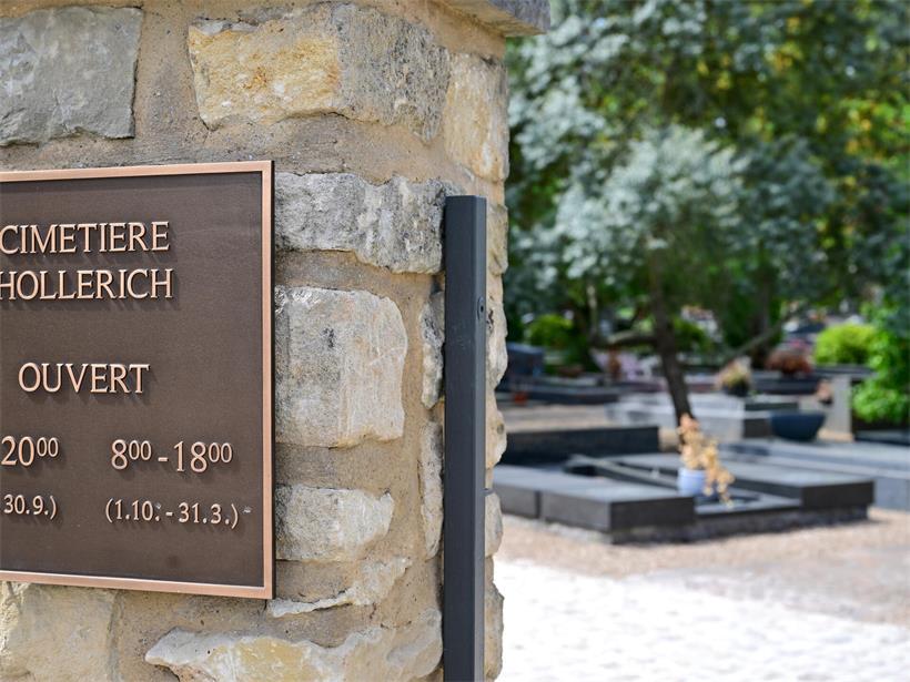 Entwendete Grabkreuze auf dem Hollericher Friedhof nach Diebstahl von Friedhofs-Dieben