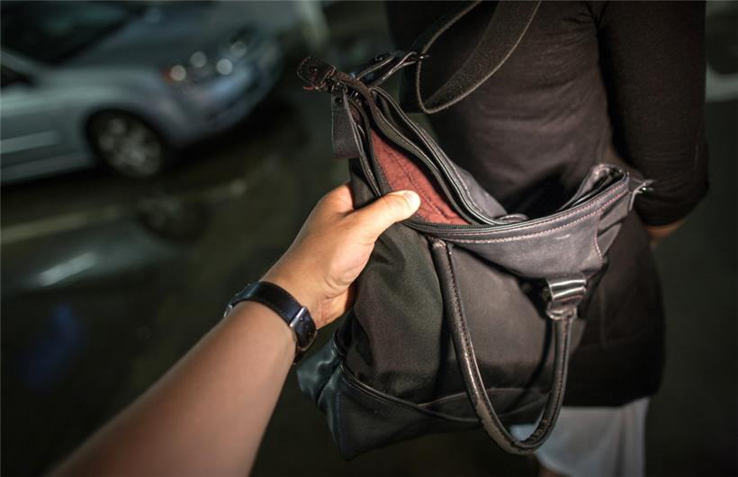 Diebe haben ein Opfer in der Luxemburger Oberstadt um eine Tüte erleichtert
