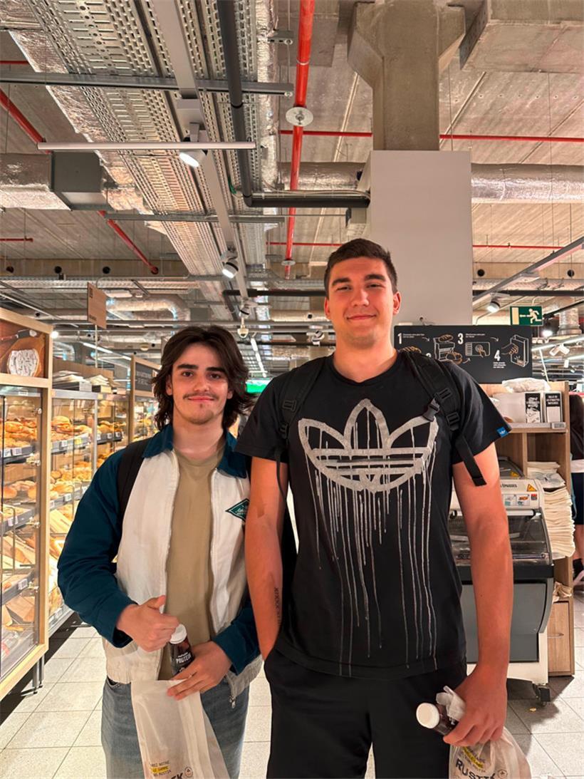 Diego (links) und Julien sind gespannt, wie das Plastikverbot in die Praxis umgesetzt wird
