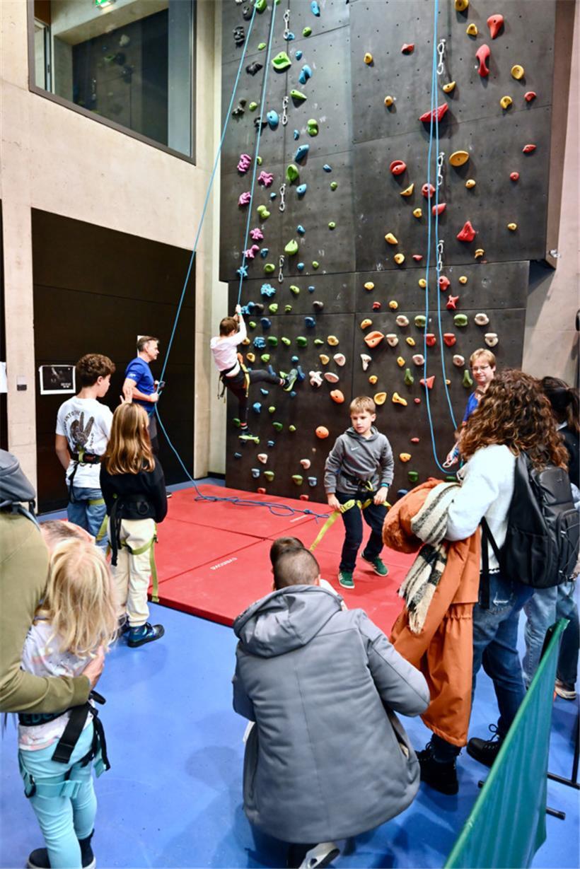Diejenigen, die hoch hinaus wollten, durften sich an der Kletterwand ausprobieren
