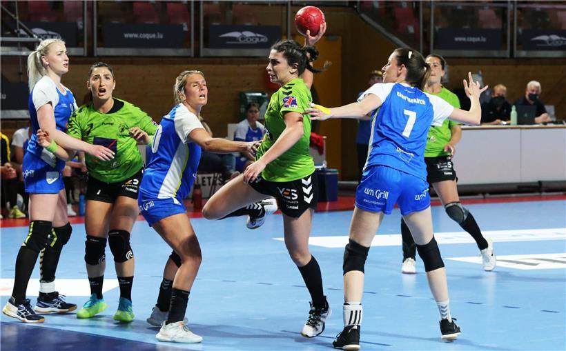 Diekirchs Handballerinnen (in Blau) hatten keine Antworten auf Käerjengs aggressive Spielweise
