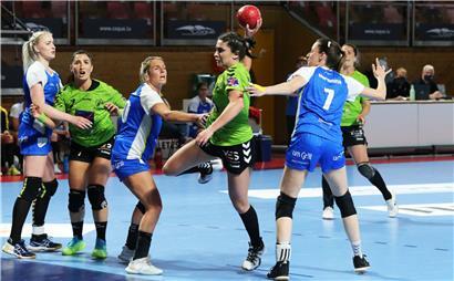 Diekirchs Handballerinnen (in Blau) hatten keine Antworten auf Käerjengs aggressive Spielweise
