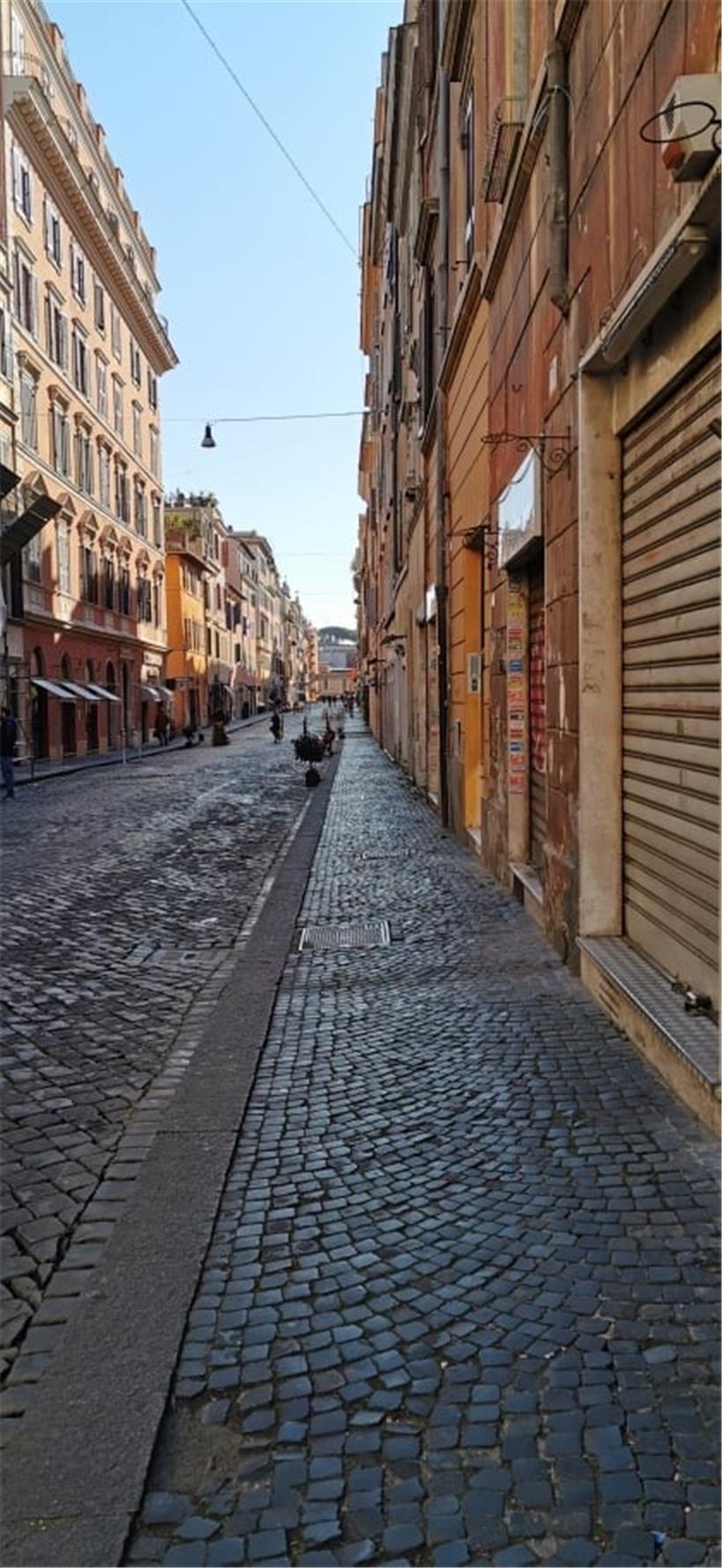 Dienstagmorgen 10 Uhr: Eine Geschäftsstraße in Rom, die, parallel zur Via della ...