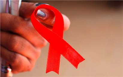 Die rote Schleife gilt weltweit als Symbol der Solidarität mit HIV-Infizierten und AIDS-Kranken
