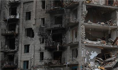 Diese Aufnahme vom 11. September 2022 zeigt ein zerstörtes Gebäude in der Stadt Izium, Kramatorsk, Ostukraine, inmitten der russischen Invasion in der Ukraine
