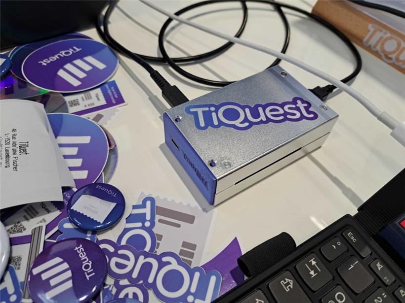 Diese Box fängt die Kassenbons aus Papier ab und leitet sie an die TiQuest-Serve...