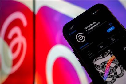 Diese Fotoillustration zeigt Threads, eine Instagram-App, im App Store vor den Logos von Instagram und Threads
